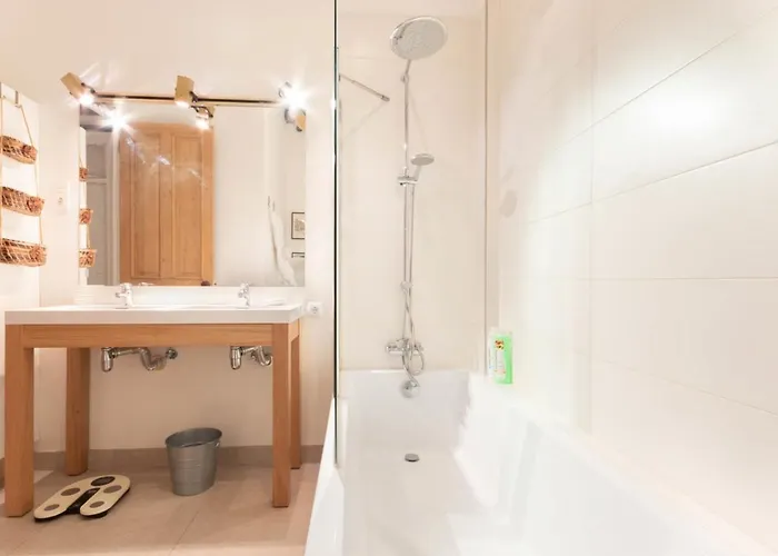 Amazing Down Town, Near Guggenheim. Centrico *