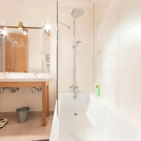 Amazing Down Town, Near Guggenheim. Centrico *